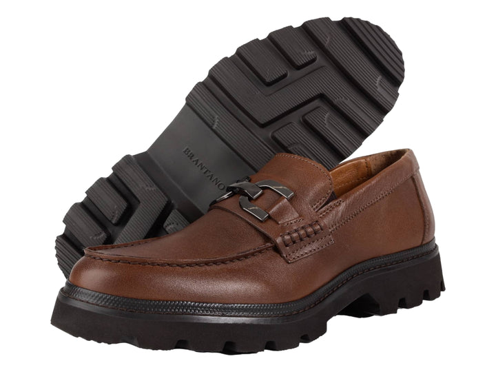 Zapato mocasín color caoba con suela track negra gruesa.