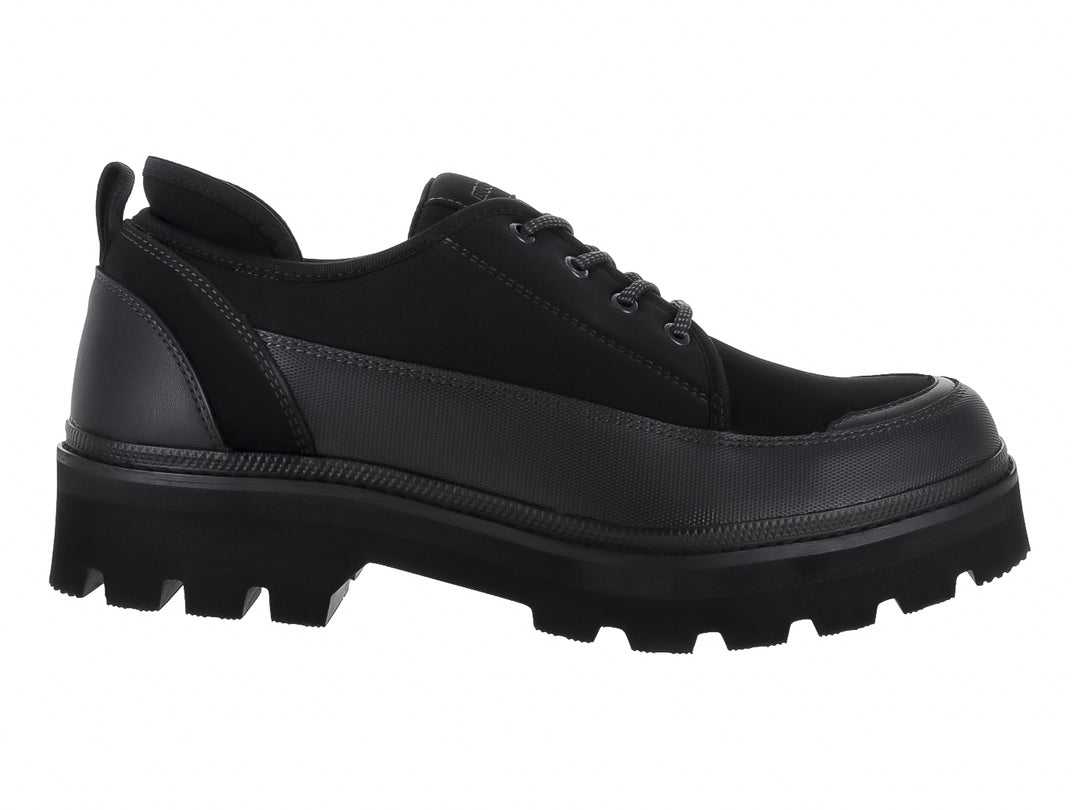Zapato negro Brantano con suela track robusta y material de neopreno.