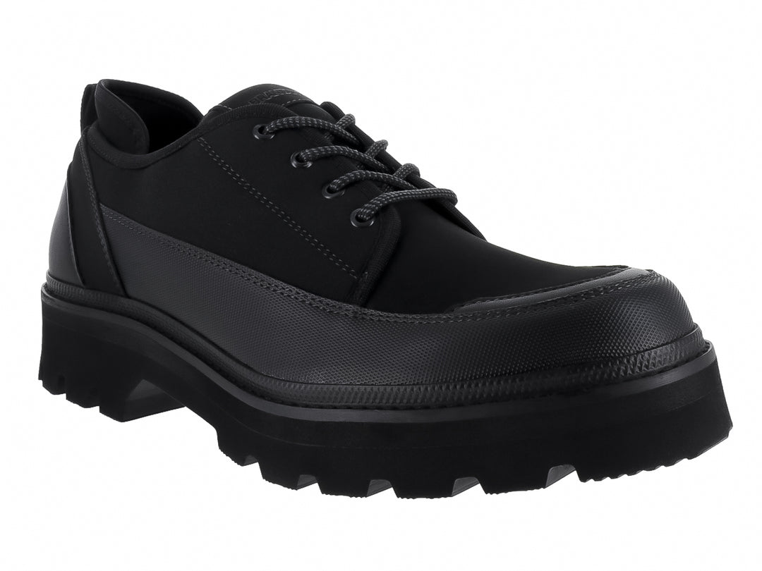 Zapato negro Brantano con suela track robusta y material de neopreno.