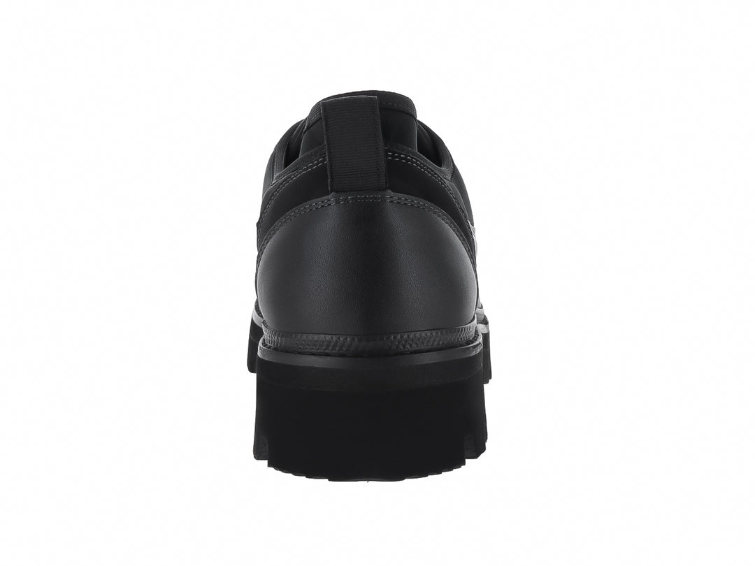Zapato negro Brantano con suela track robusta y material de neopreno.