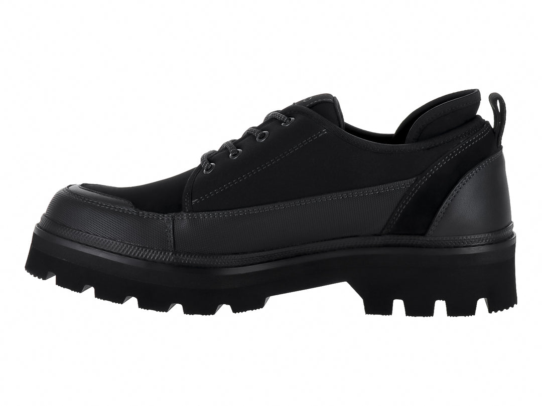 Zapato negro Brantano con suela track robusta y material de neopreno.