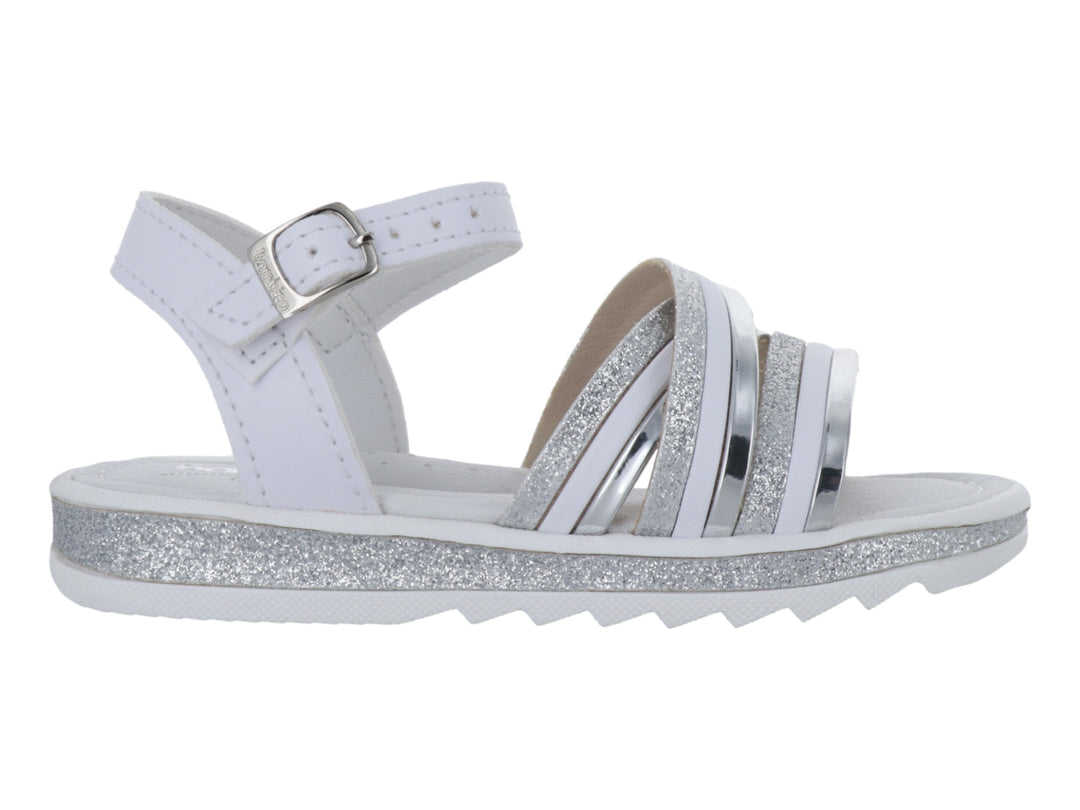 Sandalia blanca para niña con tiras plateadas brillantes y suela de glitter blanco.