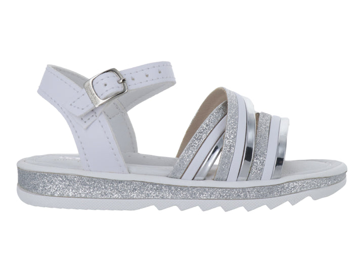 Sandalia blanca para niña con tiras plateadas brillantes y suela de glitter blanco.