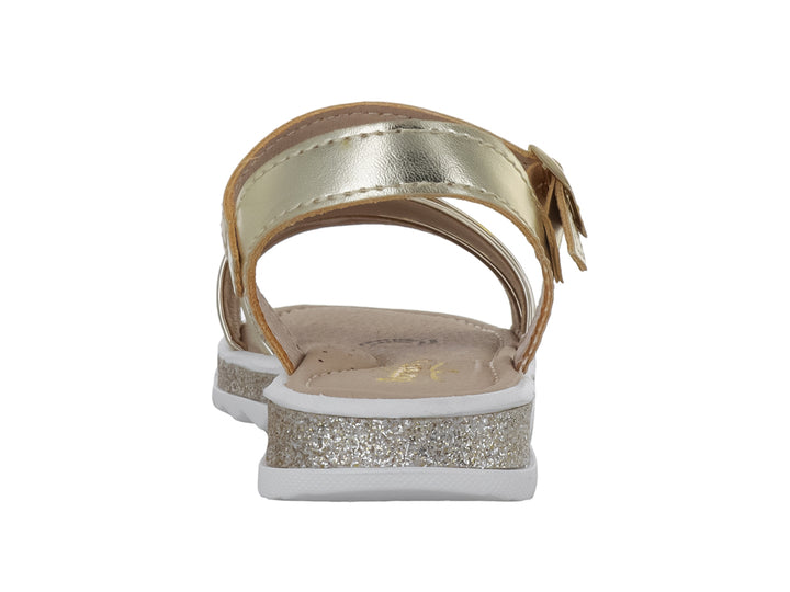 Sandalia infantil color oro con tiras frontales, hebilla de ajuste y suela blanca con detalles brillantes.