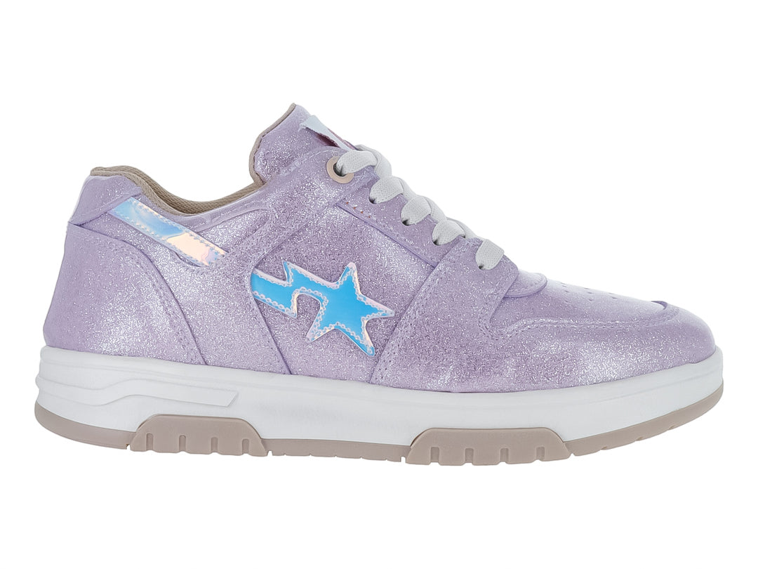Tenis deportivos para niña en color rosa con acabado brillante, detalle de estrella azul y suela blanca.