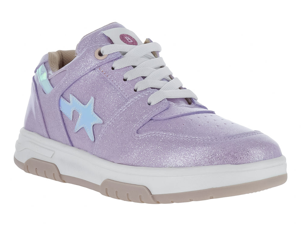 Tenis deportivos para niña en color rosa con acabado brillante, detalle de estrella azul y suela blanca.