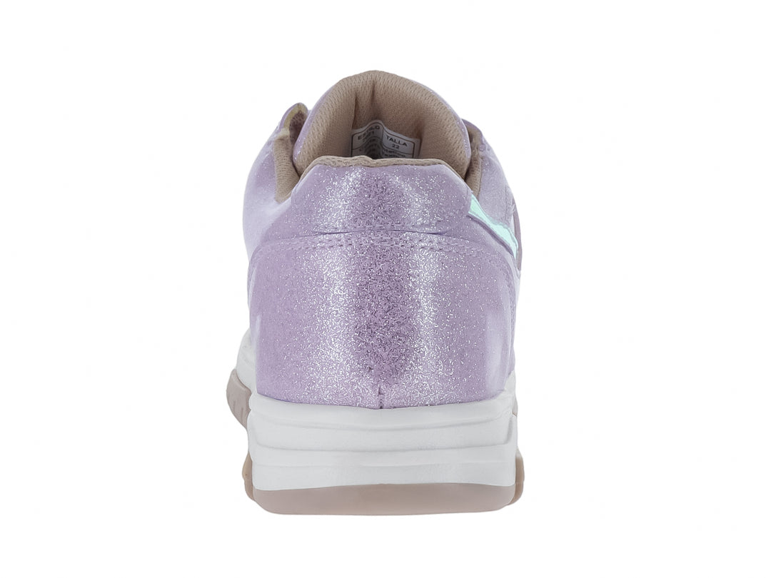 Tenis deportivos para niña en color rosa con acabado brillante, detalle de estrella azul y suela blanca.