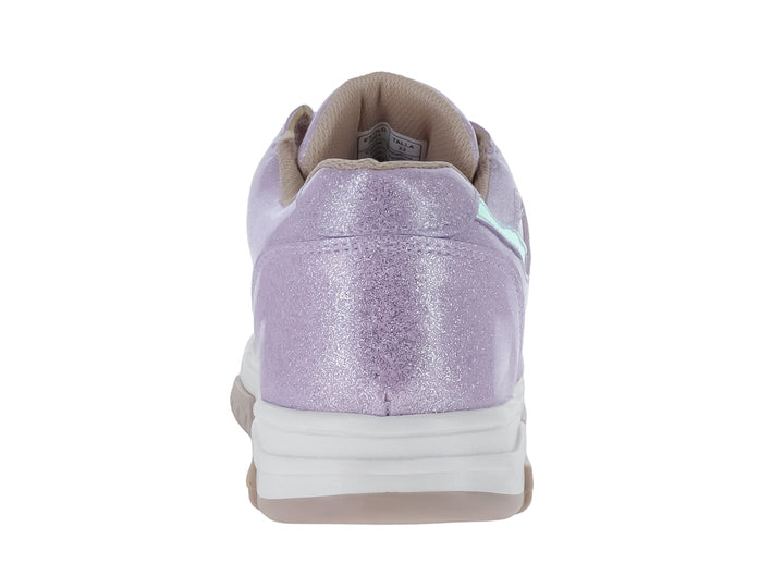 Tenis deportivos para niña en color rosa con acabado brillante, detalle de estrella azul y suela blanca.