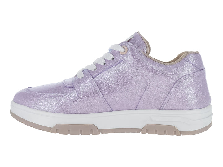 Tenis deportivos para niña en color rosa con acabado brillante, detalle de estrella azul y suela blanca.