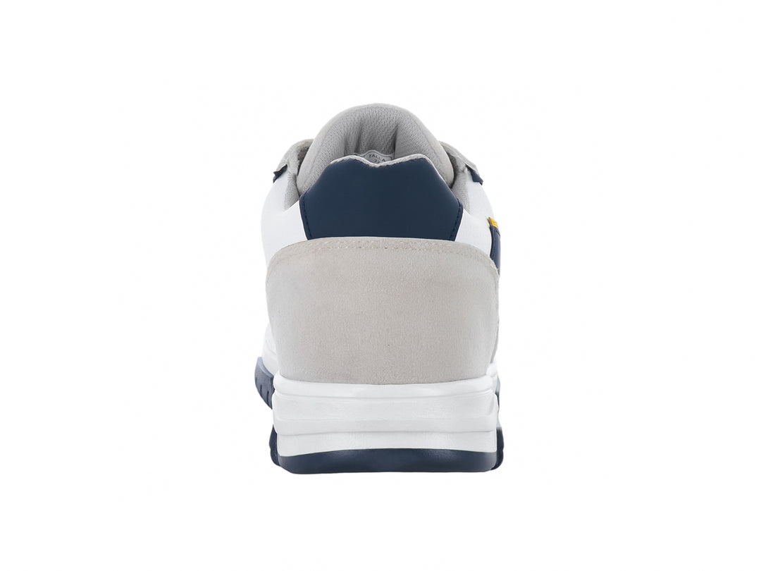 Tenis infantiles color blanco y gris con detalles en azul marino y amarillo en forma de rayo.