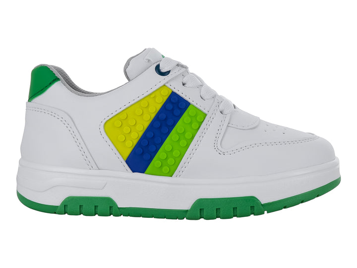 Tenis blancos para niño con franjas amarillas, azules y verdes en el lateral y suela verde.