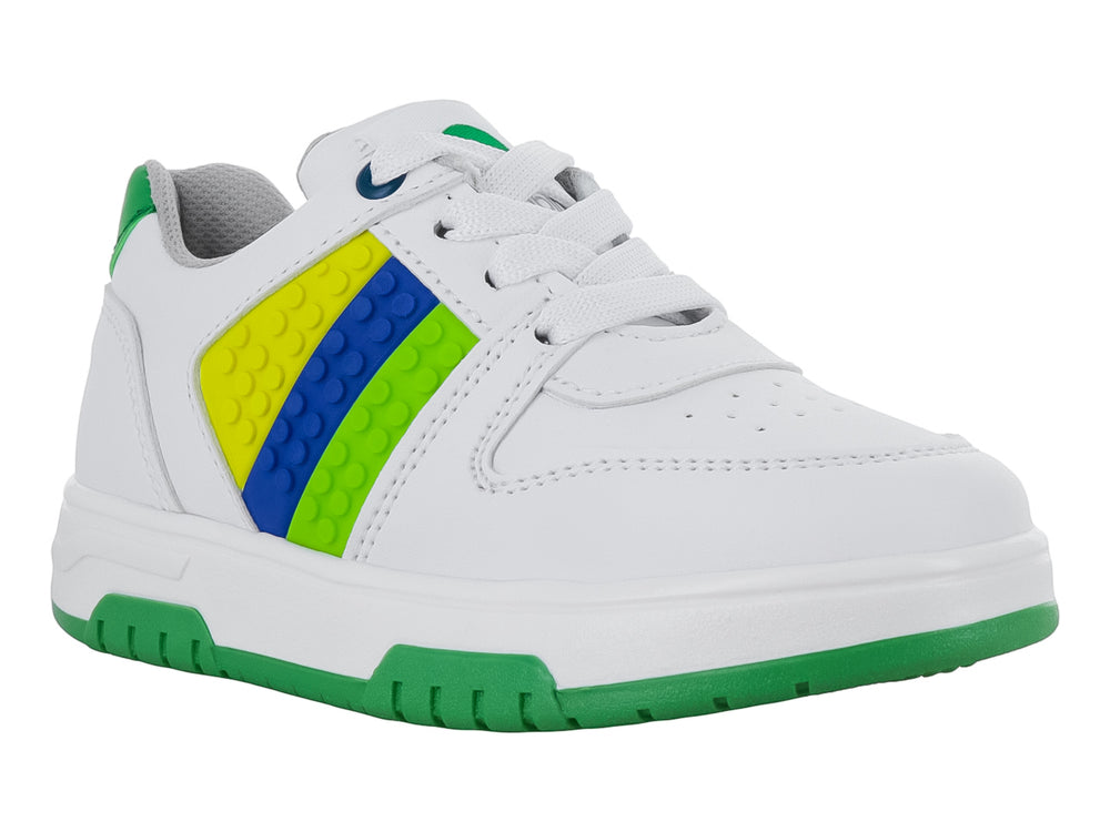 Tenis blancos para niño con franjas amarillas, azules y verdes en el lateral y suela verde.