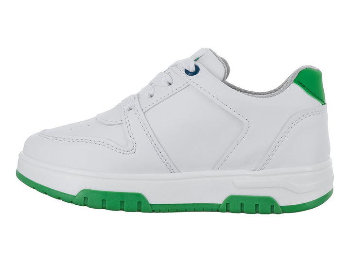 Tenis blancos para niño con franjas amarillas, azules y verdes en el lateral y suela verde.