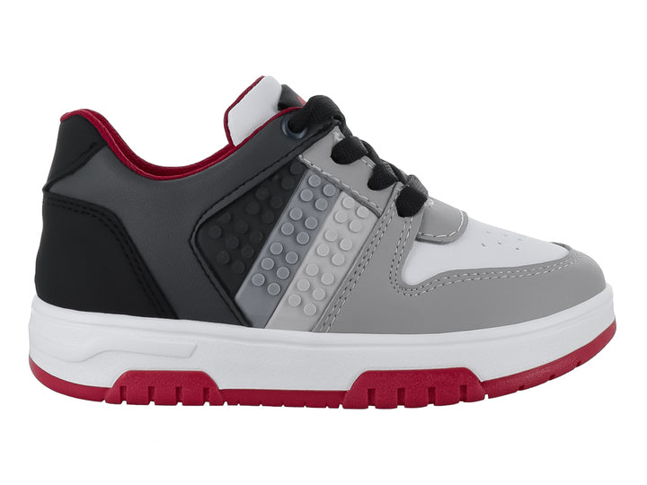 Tenis infantiles Teen Bambino en colores negro y gris con suela blanca y detalles en rojo.