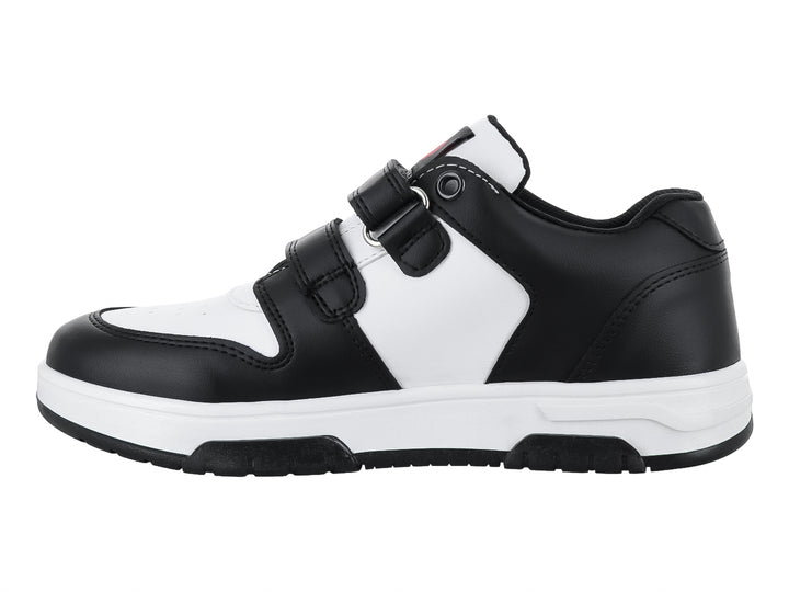Tenis infantiles de color blanco y negro con cierre de velcro.