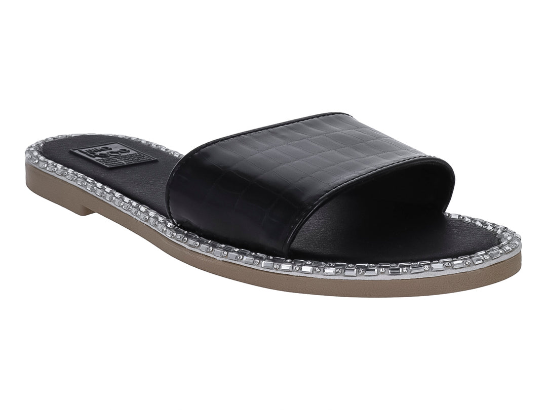 Sandalia negra tipo slide con correa texturizada y borde con piedras brillantes.