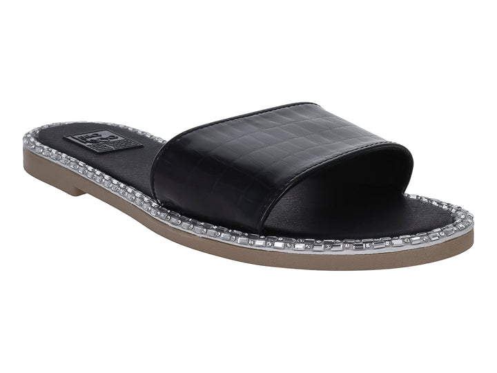 Sandalia negra tipo slide con correa texturizada y borde con piedras brillantes.