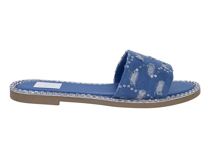 Sandalia deslizable azul mezclilla con adornos brillantes plateados y suela café.