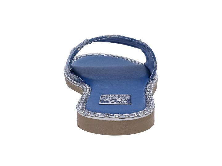 Sandalia deslizable azul mezclilla con adornos brillantes plateados y suela café.