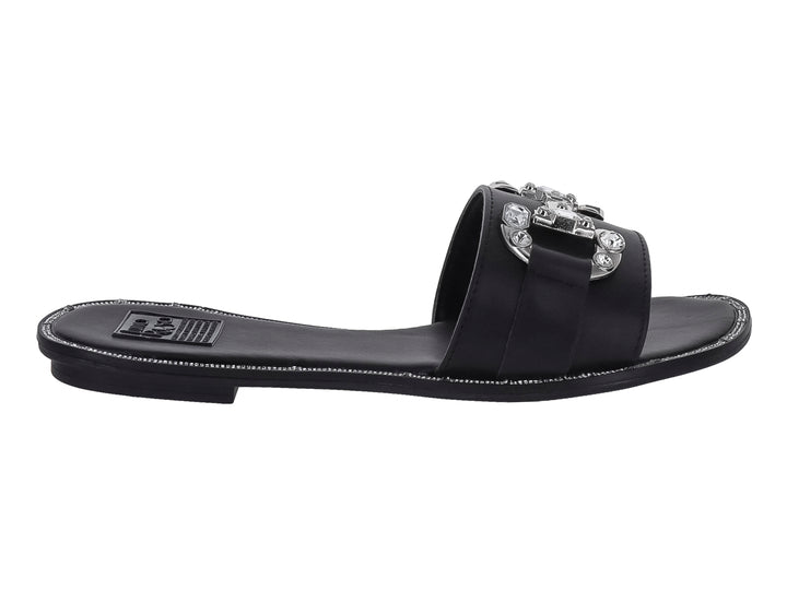 Sandalia negra plana con hebilla decorativa de cristales brillantes.