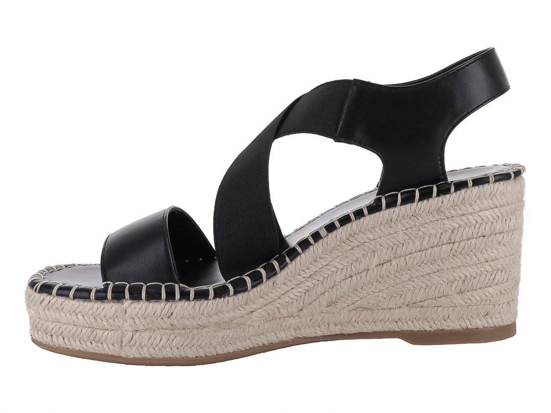 Sandalia de cuña color negro con plataforma de yute beige y correa al tobillo.