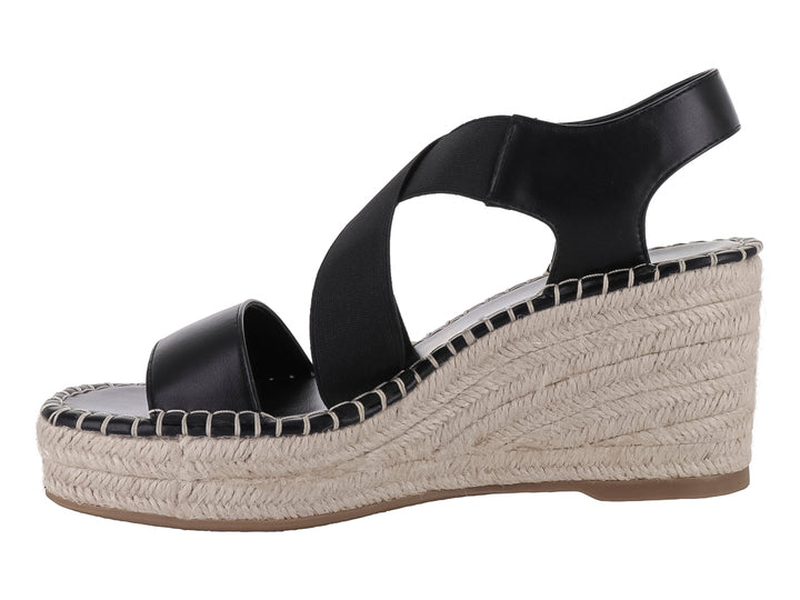 Sandalia de cuña color negro con plataforma de yute beige y correa al tobillo.