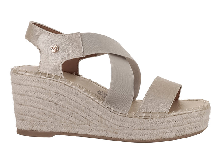 Sandalia de plataforma cuña color platino con tiras cruzadas y suela de textura trenzada.