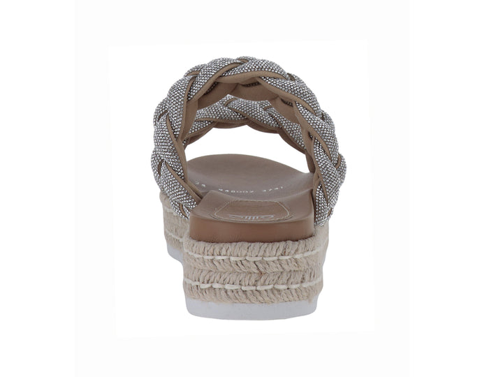 Sandalias plateadas para mujer con tiras trenzadas brillantes y plataforma de estilo espadrille en color beige.
