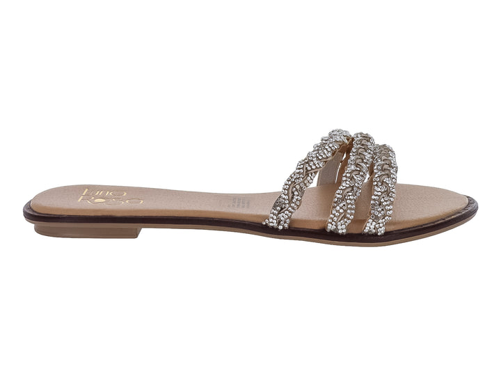Sandalia plana color blanco maquillaje con tiras decoradas con pedrería brillante para mujer.