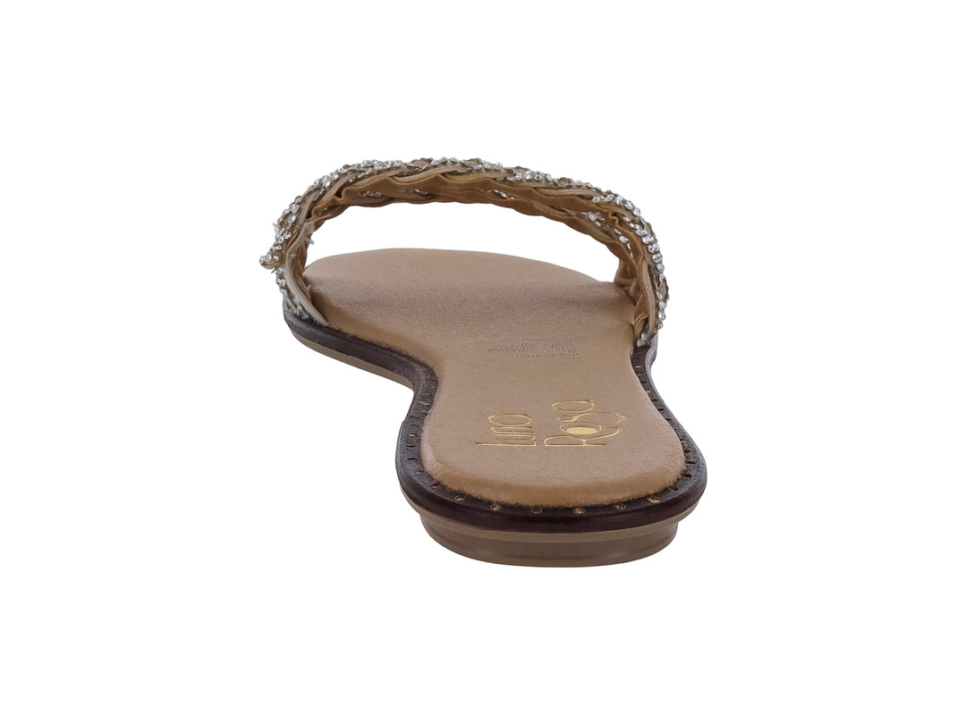 Sandalia plana color blanco maquillaje con tiras decoradas con pedrería brillante para mujer.