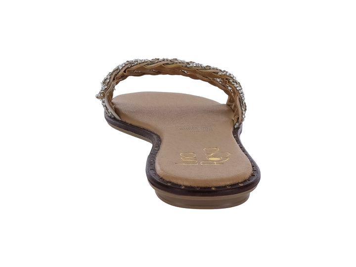 Sandalia plana color blanco maquillaje con tiras decoradas con pedrería brillante para mujer.