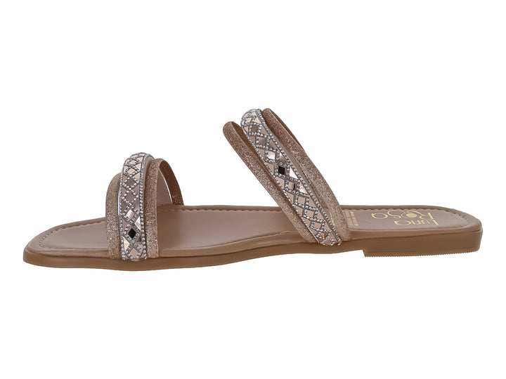 Sandalia plana color oro rosado con tiras decoradas con patrón de rombos y detalles brillantes.