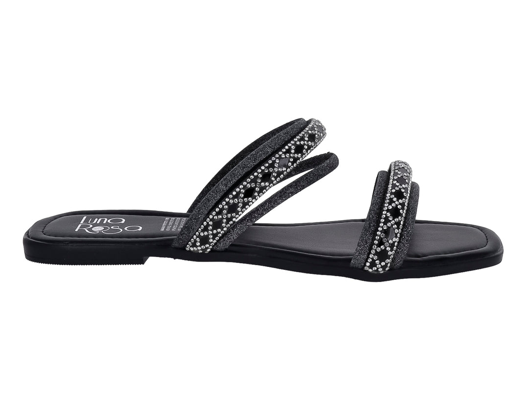 Sandalias planas negras con tiras decoradas con brillantes en forma de rombos.