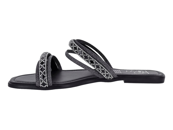 Sandalias planas negras con tiras decoradas con brillantes en forma de rombos.