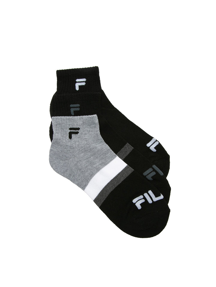 Paquete de tres pares de calcetines deportivos FILA en colores negro y gris con detalles blancos.