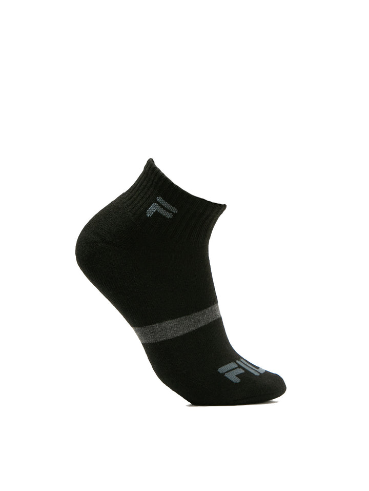 Paquete de tres pares de calcetines deportivos FILA en colores negro y gris con detalles blancos.