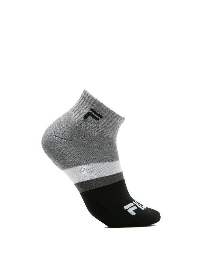 Paquete de tres pares de calcetines deportivos FILA en colores negro y gris con detalles blancos.