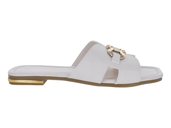 Sandalias color latte para mujer con detalle de hebilla dorada en la parte superior y tacón bajo dorado.