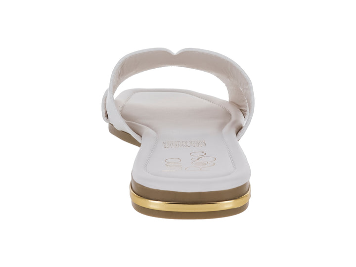 Sandalias color latte para mujer con detalle de hebilla dorada en la parte superior y tacón bajo dorado.