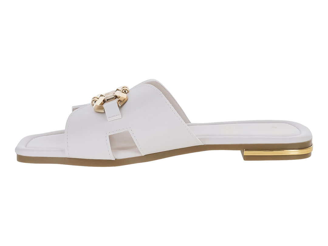 Sandalias color latte para mujer con detalle de hebilla dorada en la parte superior y tacón bajo dorado.