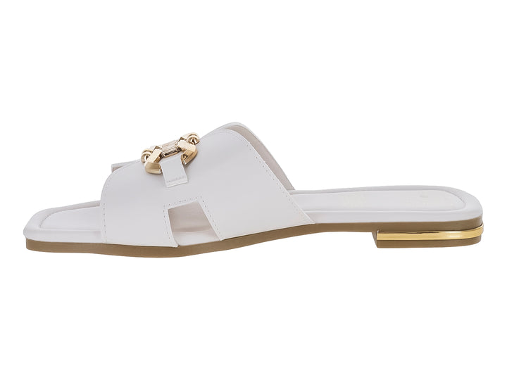 Sandalias color latte para mujer con detalle de hebilla dorada en la parte superior y tacón bajo dorado.