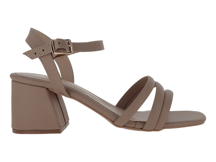 Sandalia de tacón cuadrado color beige con tiras cruzadas en la parte frontal y correa ajustable al tobillo.