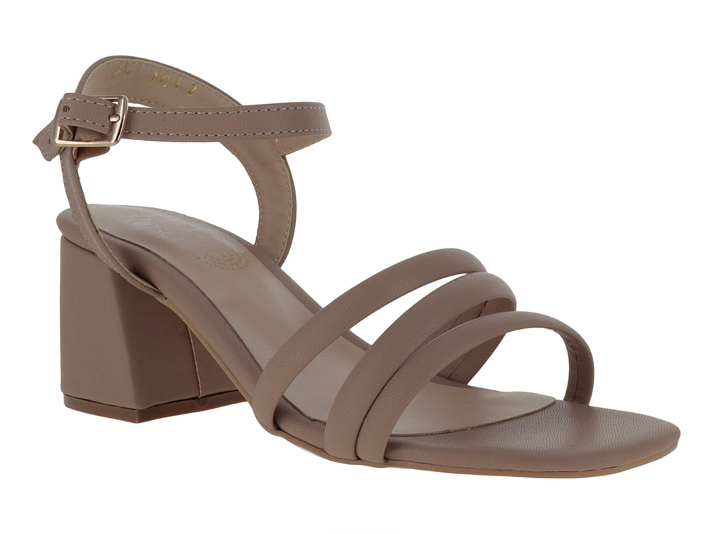 Sandalia de tacón cuadrado color beige con tiras cruzadas en la parte frontal y correa ajustable al tobillo.