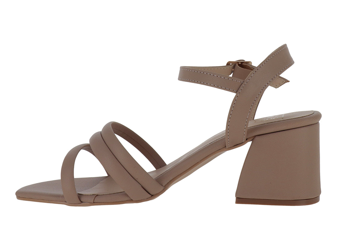 Sandalia de tacón cuadrado color beige con tiras cruzadas en la parte frontal y correa ajustable al tobillo.