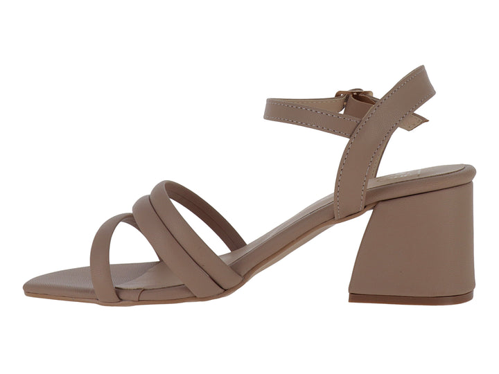 Sandalia de tacón cuadrado color beige con tiras cruzadas en la parte frontal y correa ajustable al tobillo.