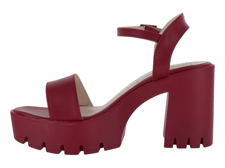Sandalia roja de plataforma con tacón grueso y suela dentada.