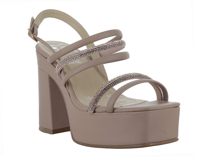 Sandalia de plataforma color nude con tacón grueso y correas con detalles brillantes.