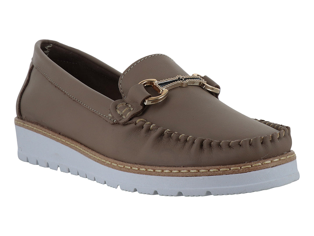 Zapato mocasín color marrón cajeta con suela blanca gruesa y detalle de hebilla dorada.