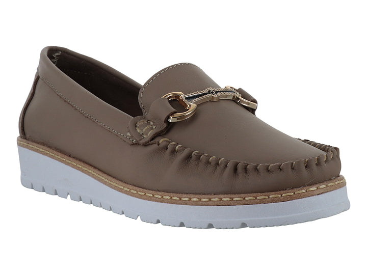 Zapato mocasín color marrón cajeta con suela blanca gruesa y detalle de hebilla dorada.