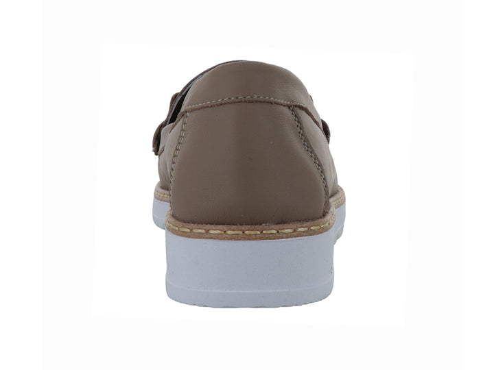 Zapato mocasín color marrón cajeta con suela blanca gruesa y detalle de hebilla dorada.